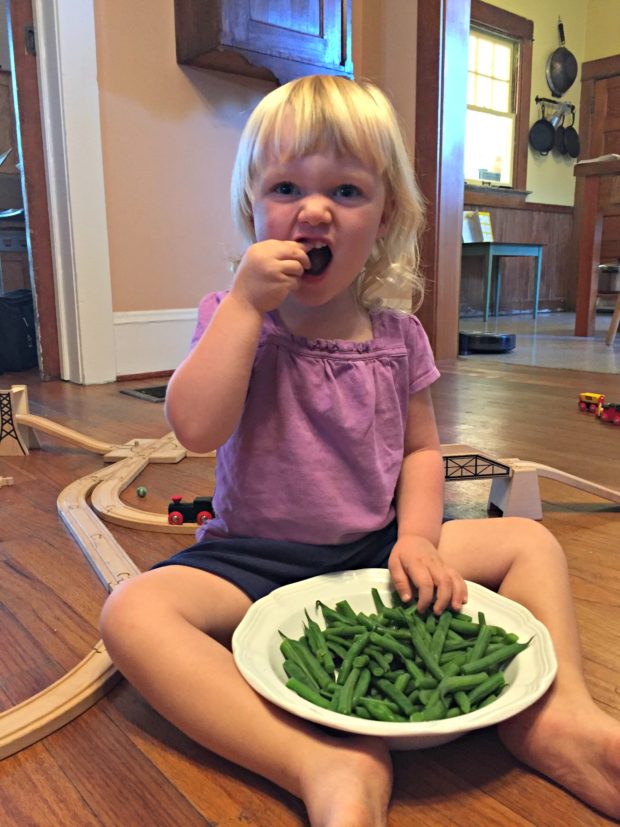 Keira eating green beans-min